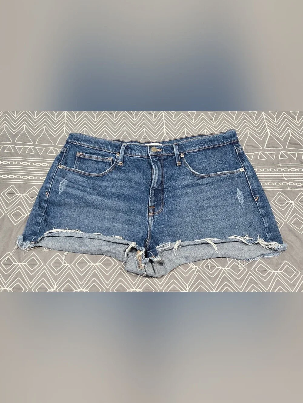 Good American Cutoff Distressed Denim Shorts Size 14/32